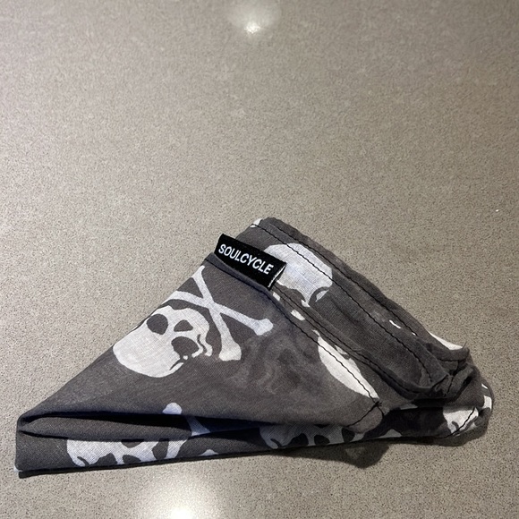 SOULCYCLE gray/white skull scarf - never used, perfect condition - Picture 3 of 3